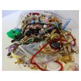 ASSORTED LARGE AMOUNT OF JEWELRY IN BAG