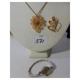GOLD TONE CHAIN NECKLACE WITH FLOWER LIKE PENDANT