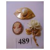 CAMEO PIN/PENDANT, RESIN AND GOLD TONE METAL ROSE