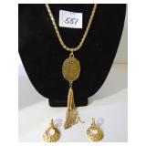 GOLD TONE CHAIN NECKLACE WITH OVAL FACETED TASSEL