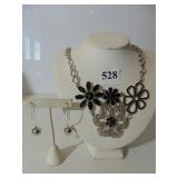 SILVER TONE NECKLACE WITH MULTI LINKED FLOWERS