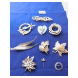 GROUP OF TEN PINS BROOCHES DOUBLE FEATHER GOLD