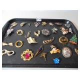 30+ PINS INCL. TREE, SNOW MAN, MOTHER, ETC.