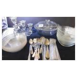 PYREX CLEAR GLASS BOWL WITH LID, FOUR PLASTIC