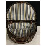 LINED SEMI CIRCLE PICNIC BASKET