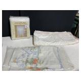 BEAUTIFUL TABLECLOTH W/ 6 NAPKINS, LACE VALENCE,