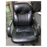 COMFORTABLE BLACK VINYL ROLLING OFFICE CHAIR