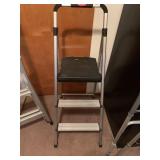 RUBBERMAID STEP STOOL