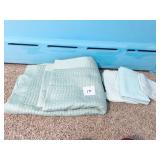 QUEEN SIZE REAL SIMPLE BED SPREAD AND SHEET SET
