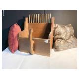 MAGAZINE HOLDER AND 2 PILLOWS