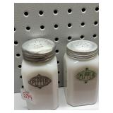 BLACK/WHITE /PEPPER SHAKERS