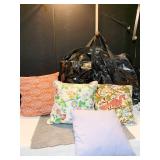 32" LONG TOTE VINYL W/ ACCENT PILLOWS