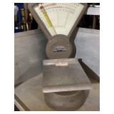 PITNEY BOWES SCALE W/ TRAY