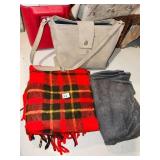 WESTINGHOUSE TOTE AND 2 BLANKETS