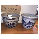 OLD ECONOMY GRAY CROCK W/ BLUE DÉCOR 2 TO GO