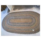 OVAL RUG 28" X 50"