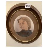 OVAL FRAME W/ VINTAGE PICTURE