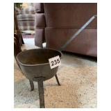 IRON 3 LEG POT W/ HANDLE