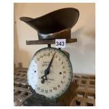 SCALE W/ METAL TRAY BY AM. FAMILY SCALE TO 25