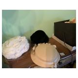 3 VINTAGE HATS AND 2 HAT BOXES