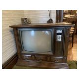 ZENITH CONSOLE TV WITH BUNNY EARS AND CLICKER