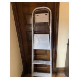ALUMINUM LADDER, 3 STEP WITH TRAY HOLDER