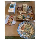GROUP OF CHRISTMAS ORNAMENTS, ETC.
