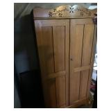 OAK 2 DOOR STANDING CLOSET EXTREMELY NICE COND