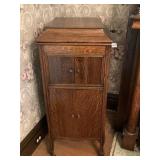 VICTROLA PHONOGRAPH WITH RECORDS