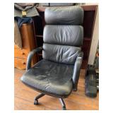 BLACK LEATHER OFFICE CHAIR GOOD CONDITION