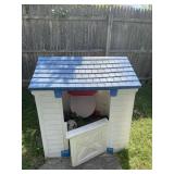 CHILDS PLASTIC PLAYHOUSE