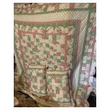 QUEEN QUILT AND PILLOWS