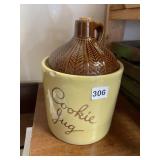 COOKIE JUG W/ CHIP