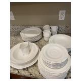 MIKASA 8 DINNER PLATES 8 CUPS AND SAUCERS 7 L