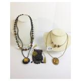 BEADED NECKLACE WITH POLISHED STONES PENDANT ON