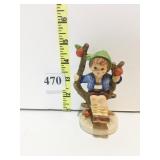 HUMMEL APPLE TREE BOY HERBST, JUNGE IM BAUM