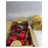 CLIP ON BIRD, RED APPLES, BARREL DISPENSER