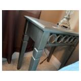 SILVER TABLE 24" H X 13" D X 22" W - CIRCLE