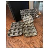 BAKEWARE AND 2 PLATE HOLDERS
