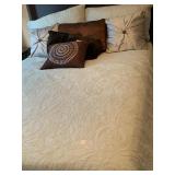 TEIL QUEEN COMFORTER, ACCENT PILLOWS