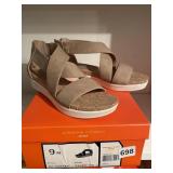 ADRIENNE VITTADINI SPORT SANDALS SIZE 9