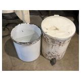 METAL TRASH CAN WITH FOOT PEDAL AND INSERT