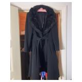 BLACK DRESS COAT W/ FAUX FUR COLLAR