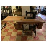 WHITE USA ANTIQUE MANUAL SEWING MACHINE IN