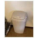 BEIGE FLIP TOP RUBBERMAID GARBAGE CAN