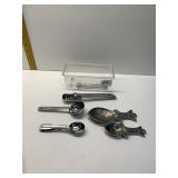 MEASURING SPOON SETS INCLUDING FISH SHAPED TABLE