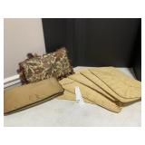 5 PLACEMATS, ACCENT PILLOWS