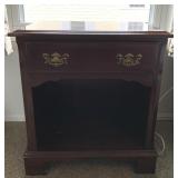 END STAND PENNSYLVANIA HOUSE 24 H X 22 W X 14 D