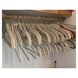 VELVET NO SLIP HANGERS GROUP OF 25 W/ OVER HOOKS