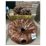 SHELL MOTIF WARMER AND ACORN PLANTER W/ PINECONES